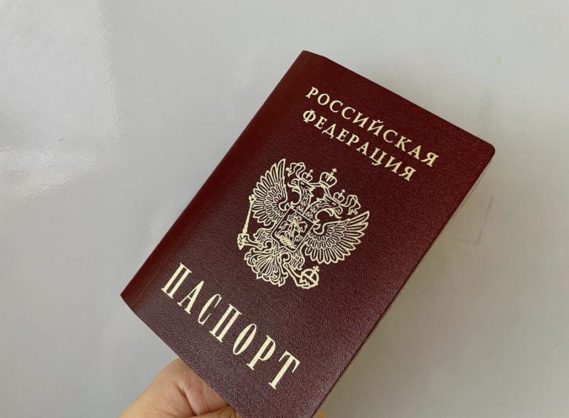 В России хотят ввести торжественную выдачу первого паспорта
