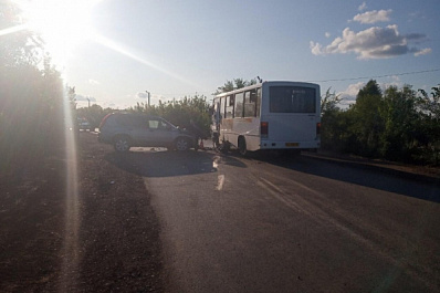 В Отрадном автоледи на джипе протаранила автобус