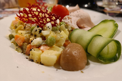 Стала известна цена традиционных новогодних салатов