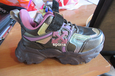 В Самарской области задержали фуру с "левыми" детскими кроссовками