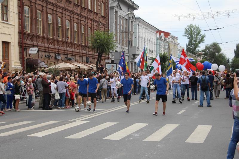 Мимы, ходулисты и двухметровые матрешки: Самаре прошел карнавал в честь ЧМ-2018