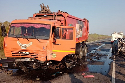 В Оренбуржье при столкновении легковушки и мусоровоза погибли 3 человека