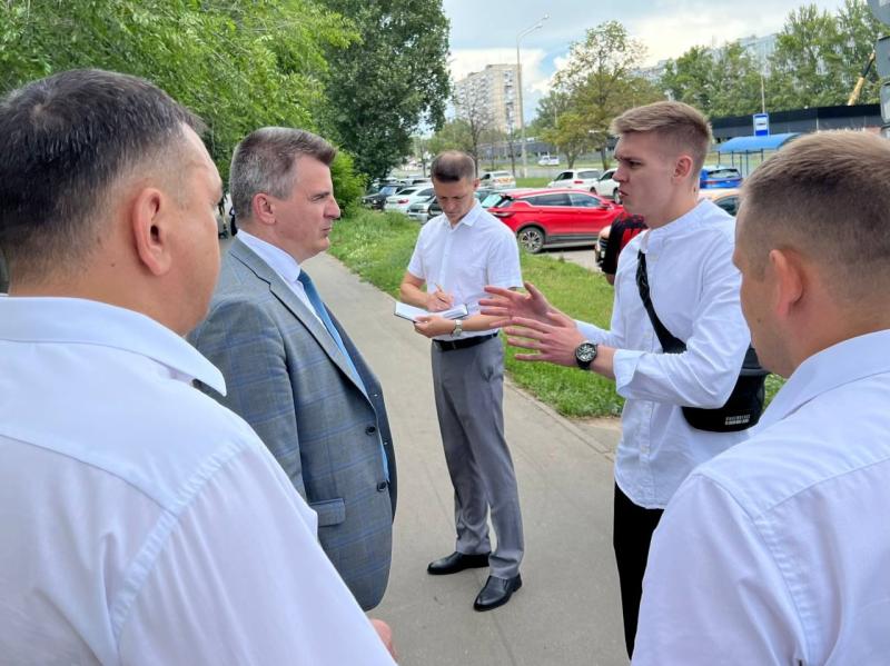 Благоустройство - на особом контроле: вице-губернатор Самарской области Вячеслав Романов провел выездной личный приём в Тольятти 