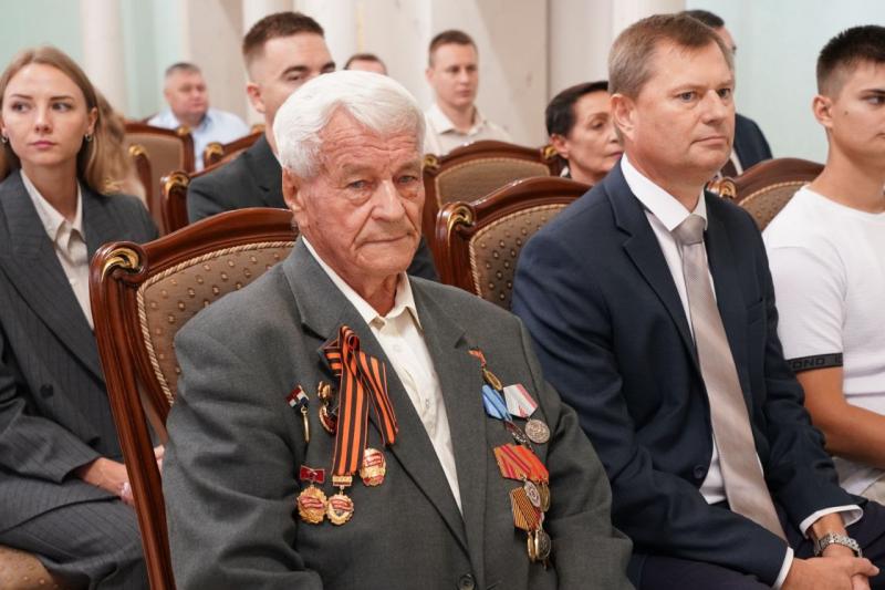 Вячеслав Федорищев вручил награды ветеранам и работникам строительной отрасли Самарской области