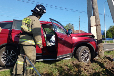 В Самарской области китайский внедорожник врезался в столб