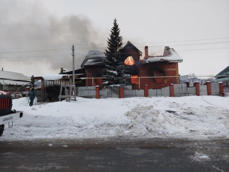 В Самарской области на 120 "квадратах" полыхал жилой дом