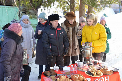 Волонтеры Самарской области устроили праздник во дворе фронтовика