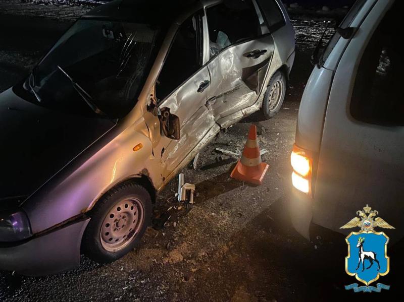 В Самарской области 25 февраля на трассе столкнулись "Калина" и грузовик Isuzu, пострадал мужчина