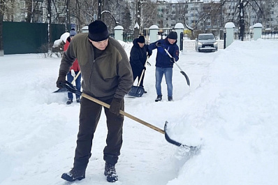 В Сызрани сотрудники администрации вышли на воскресник по уборке снега 