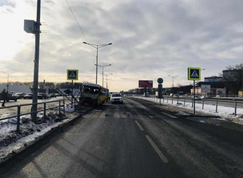 На 18-м км Московского шоссе пассажирский автобус врезался в ограждение