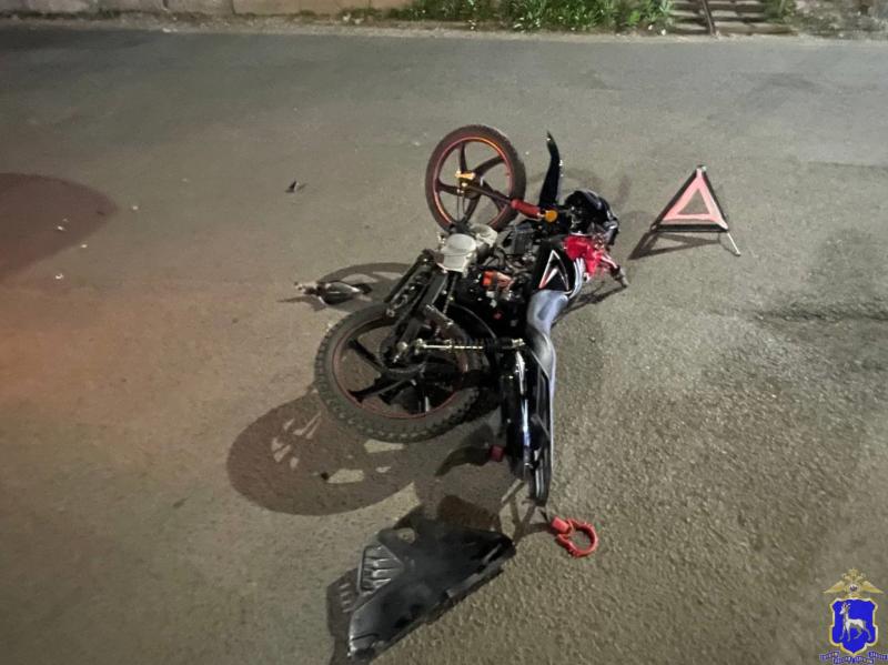 В Сызрани парень без прав на незарегистрированном мопеде врезался в иномарку