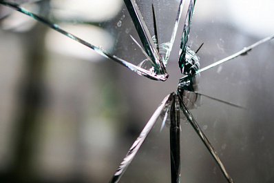 Жителям Новокуйбышевска заменили стекло в подъезде при содействии системы "Инцидент Менеджмент"