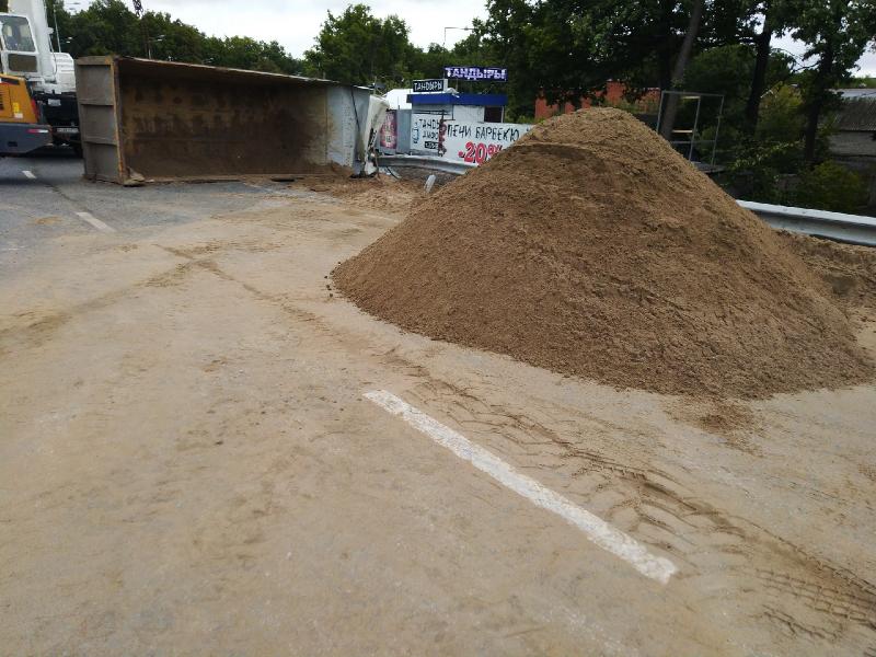 В Самаре на Волжском шоссе на бок свалился грузовик с песком
