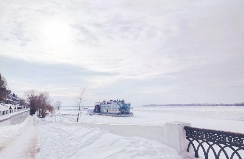 Гулять по воде опасно: в Самарской области измерили толщину льда на Волге