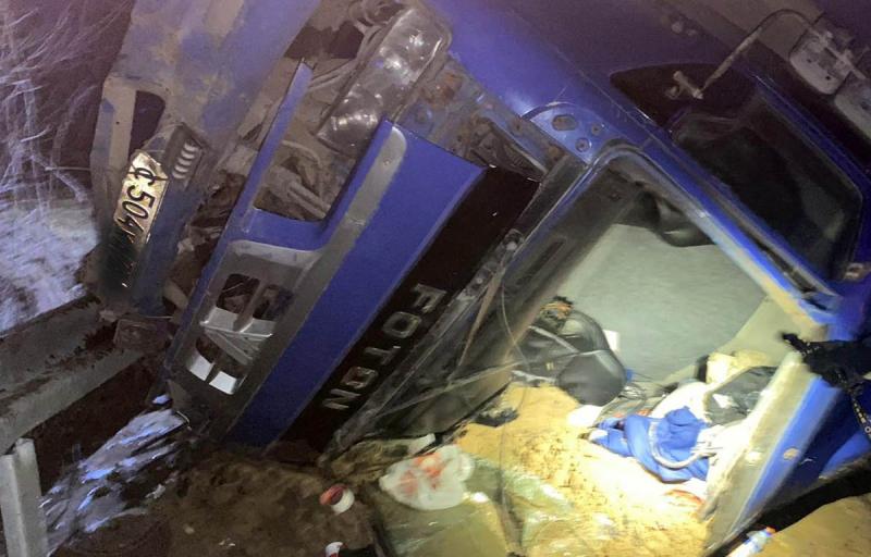Пострадавшего доставали спасатели: на трассе в Самарской области перевернулся грузовик