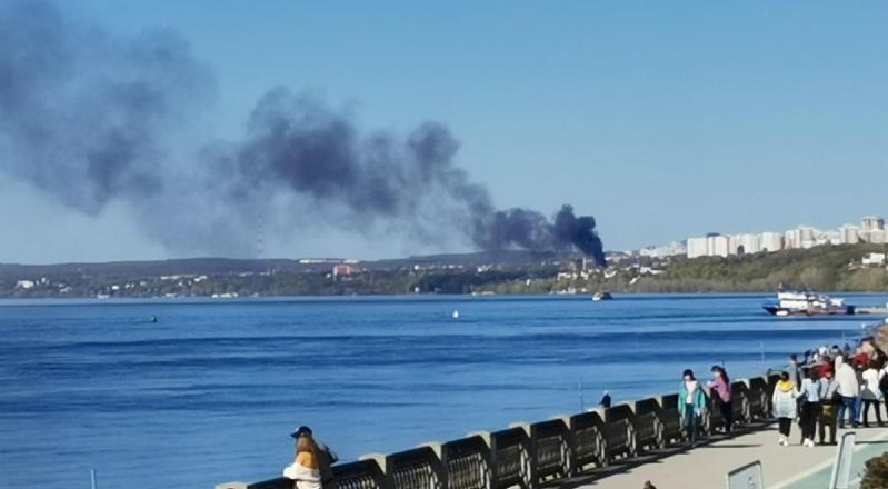 Столб черного дыма: в Самаре тушат крупный пожар на улице Советской Армии