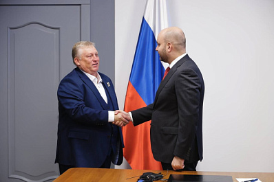 Вячеслав Федорищев вручил Игорю Осинькину нагрудный знак 