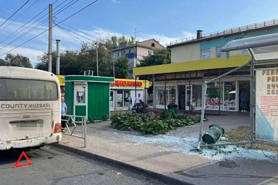 В Самаре автобус № 126 юг разнес остановку общественного транспорта на Антонова-Овсеенко