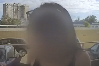 Эксклюзив: женщину, уронившую дочь с балкона, сняли на видео за несколько минут до трагедии