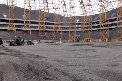 На стадионе Самара Арена формируется основание футбольного поля