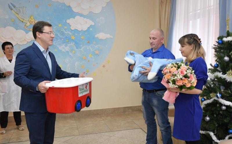 В Самаре выписали из роддома первых детей, родившихся в 2020 году