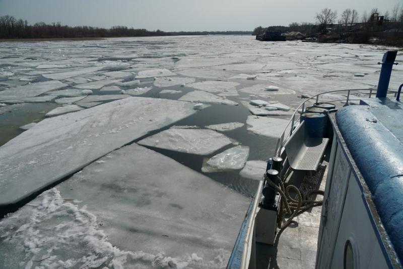 В Самарской области на Рождественской Воложке "Портовый-13" начал вскрывать лед