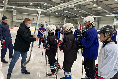 Юные самарские хоккеисты получили новые клюшки