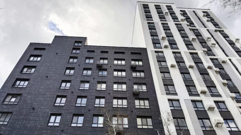 Эксперты рассказали, можно ли хранить личные вещи в подъезде