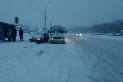В Самаре 18-летняя девушка врезалась в автобус с пассажирами и сбила школьницу на остановке 
