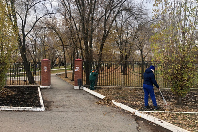 Жители Кинеля убирают парки и скверы 