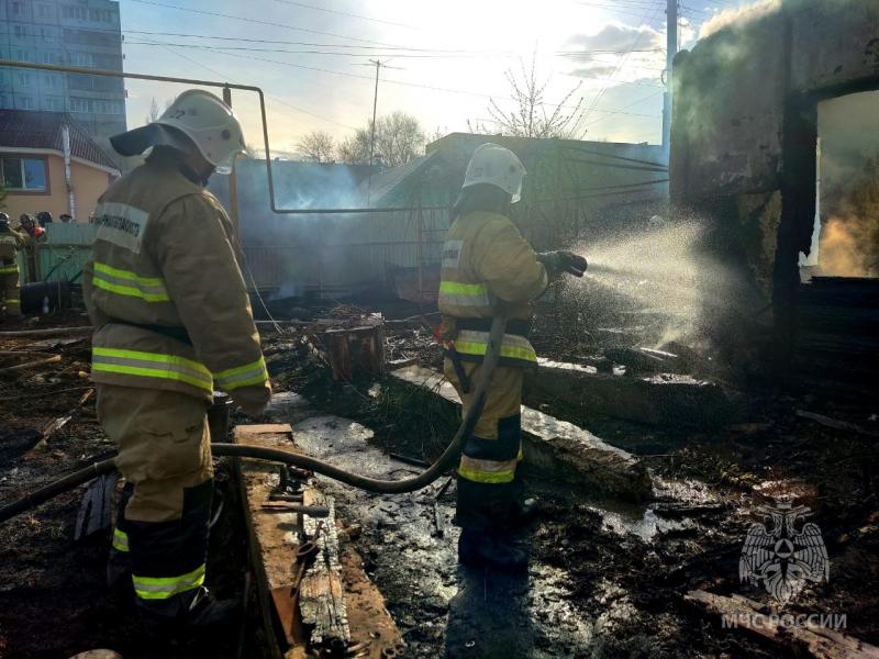 Привлекли пожарный поезд: в Новокуйбышевске 19 апреля загорелись три частных дома