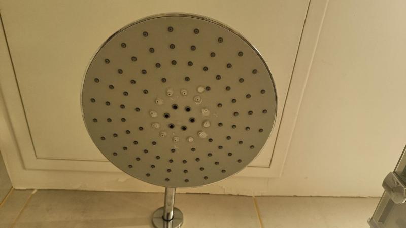 Эндокринолог объяснил, почему женщины принимают более горячий душ