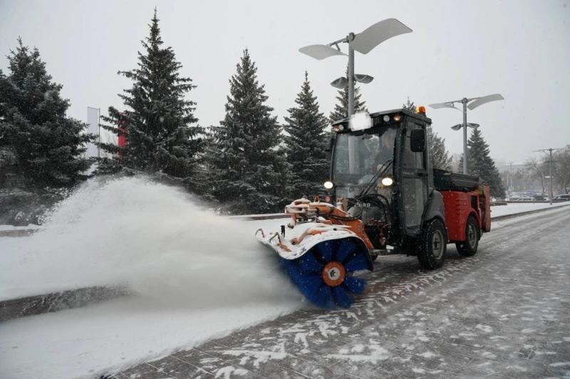 В Самаре коммунальным службам поручили ускорить уборку снега с дорог и крыш