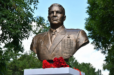 В самарском парке Победы открыли бюст Василия Маргелова