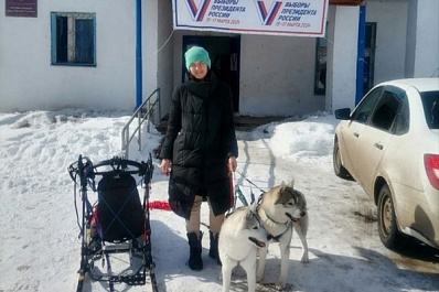 На избирательный участок в упряжке с хаски: жители Самарской области голосуют на выборах Президента