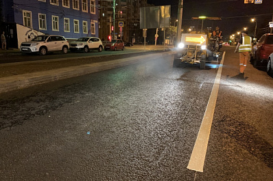 Рабочие наносят дорожную разметку на улице Ленинской в Самаре