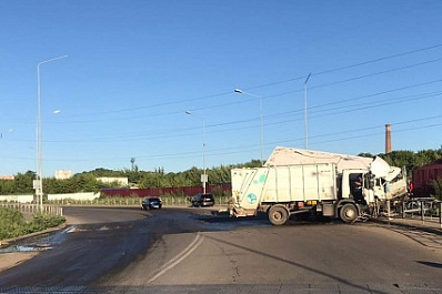 Улетели в кювет и забор: в Самаре столкнулись два грузовика