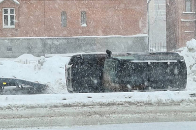 В Самаре у ворот храма на Солнечной перевернулся "Лексус"