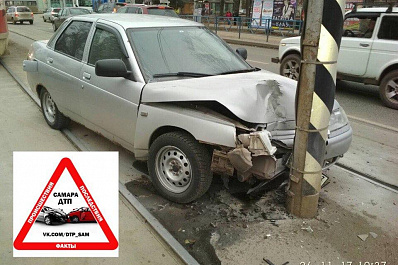 ДТП в Самаре на Полевой: уходя от столкновения, водитель десятки врезался в столб