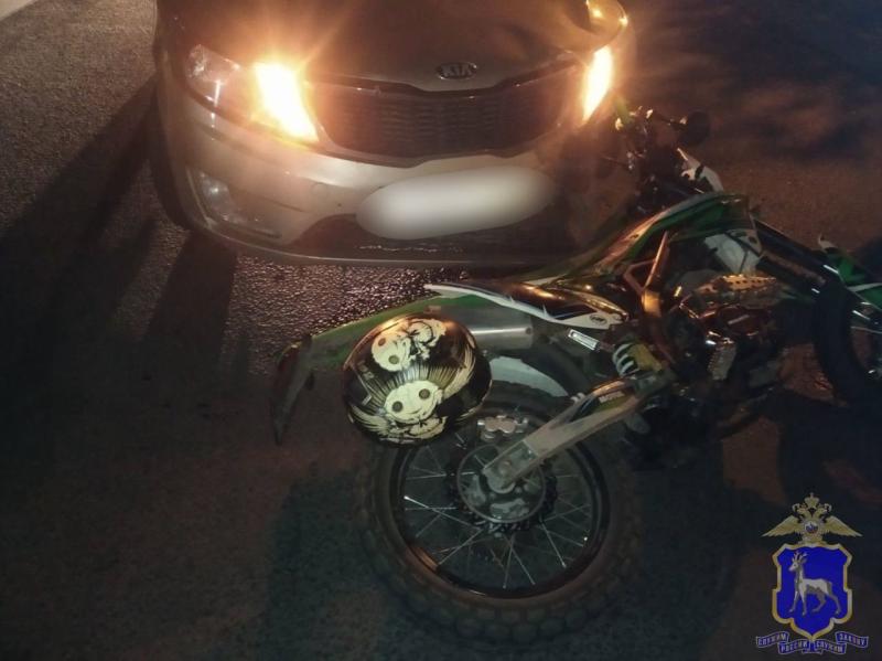 На Московском шоссе в Самаре фура "притерла" легковушку