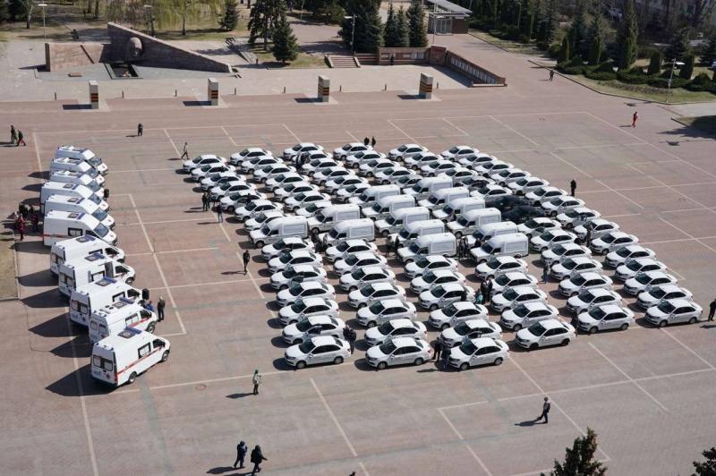 Дмитрий Азаров передал медучреждениям Самарской области ключи от новых машин скорой и неотложной помощи