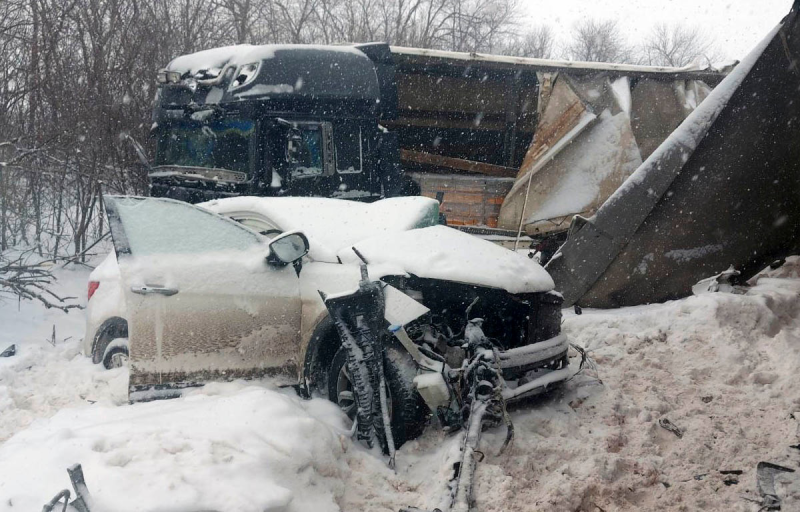 Массовое ДТП с двумя грузовиками и двумя легковушками произошло на трассе М5 в Самарской области 15 января