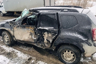 В Самаре водитель Renault Duster влетел под КамАЗ и попал в больницу