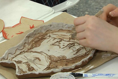 В Самаре участники проекта "Жесты искусства" создали блюдо в технике сграффито