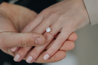 Полицейский сделал предложение своей девушке во время построения на плацу