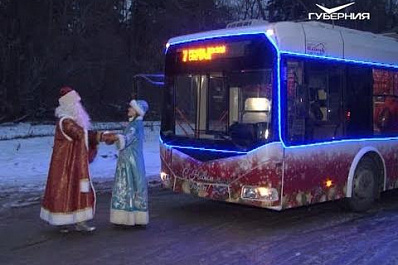 В Тольятти с Новым годом Дед Мороз и Снегурочка поздравляют пассажиров общественного транспорта