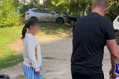 В Самаре муж с женой угрожали бывшей родственнице и отрезали ей волосы