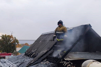 В Октябрьске потушили частную баню и надворные постройки