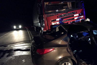 Два человека погибли: в Самарской области "легковушка" попала под колёса грузовика