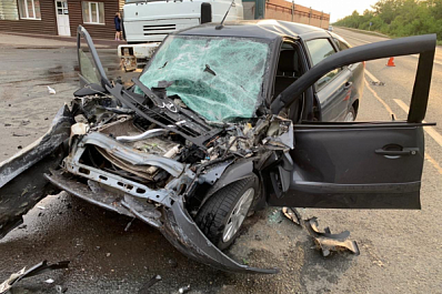 Водитель "Гранты" 20 июля 2021 года на встречной полосе врезался в КамАЗ и погиб в Самарской области